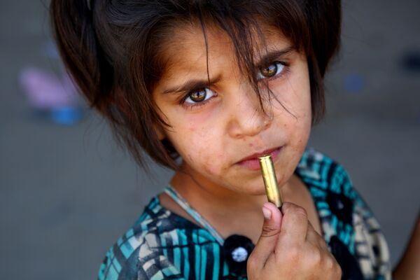 Сирийская девушка, которая бежала из районов под контролем исламского государства (IS) в Ракке - Sputnik Абхазия