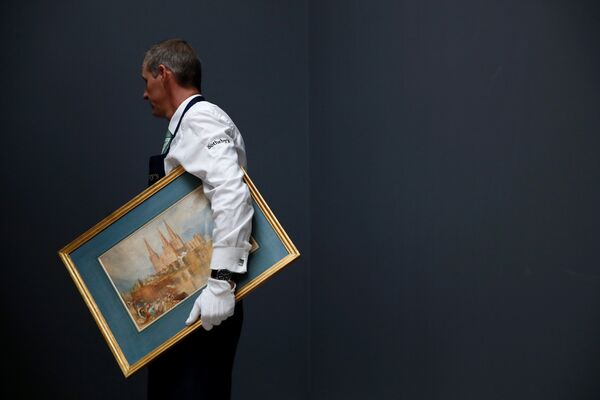 Работник аукциона Sotheby's с картиной Личфилдский собор художника Уильяма Тернера в Лондоне - Sputnik Абхазия