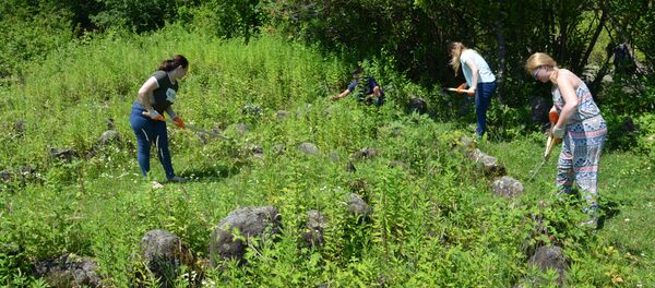 Акция по очистке кромлеха в селе Нижняя Эшера - Sputnik Абхазия