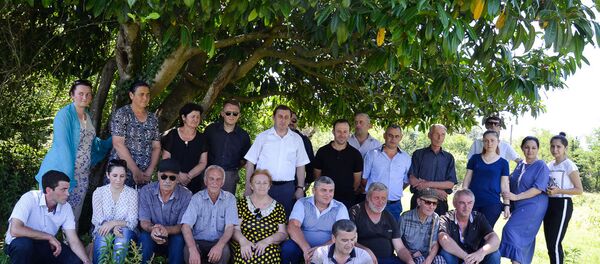 Фотография на память ветеранов войны и участников военно-исторической экспедиции Тропами Славы Фотография на память ветеранов войны и участников военно-исторической экспедиции Тропами Славы - Sputnik Абхазия