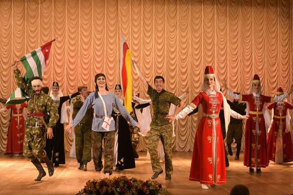 Государственный ансамбль Республики Южная Осетия во время концерта - Sputnik Абхазия