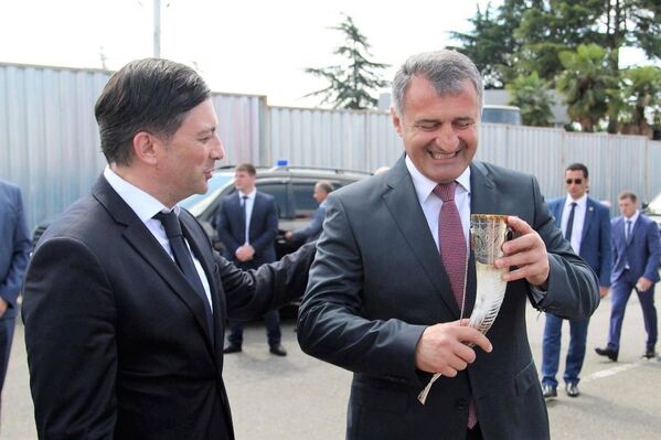 Официальная встреча делегации Республики Южная Осетия во главе с Президентом Анатолием Бибиловым на государственной границе по реке Псоу - Sputnik Абхазия