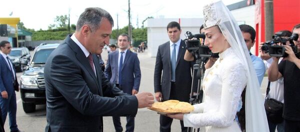 Официальная встреча делегации Республики Южная Осетия во главе с Президентом Анатолием Бибиловым на государственной границе по реке Псоу Официальная встреча делегации Республики Южная Осетия во главе с Президентом Анатолием Бибиловым на государственной границе по реке Псоу - Sputnik Абхазия