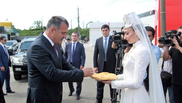 Официальная встреча делегации Республики Южная Осетия во главе с Президентом Анатолием Бибиловым на государственной границе по реке Псоу - Sputnik Абхазия
