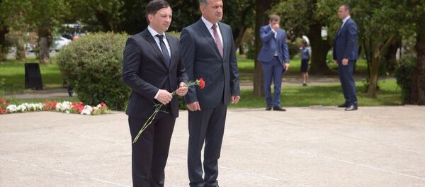 Президент РЮО возложил цветы у мемориала в Парке Славы - Sputnik Абхазия