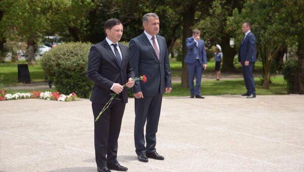 Президент РЮО возложил цветы у мемориала в Парке Славы - Sputnik Абхазия