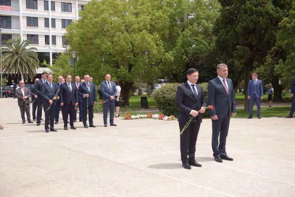 Президент РЮО возложил цветы у мемориала в Парке Славы - Sputnik Абхазия