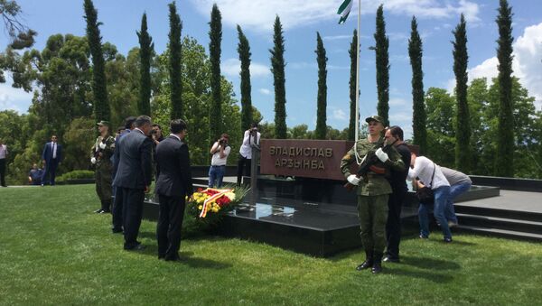 Бибилов посетил мемориал Владиславу Ардзинба в селе Нижняя Эшера - Sputnik Абхазия