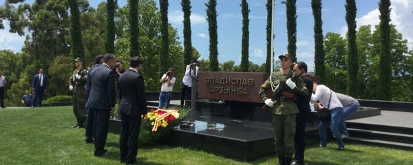 Бибилов посетил мемориал Владиславу Ардзинба в селе Нижняя Эшера Бибилов посетил мемориал Владиславу Ардзинба в селе Нижняя Эшера - Sputnik Абхазия