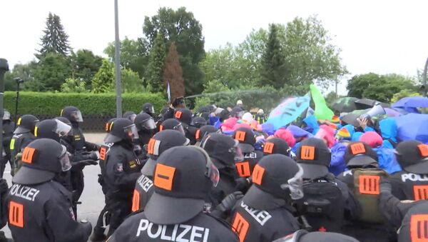Полиция газом разгоняла протестующих против саммита G20 в Гамбурге - Sputnik Абхазия