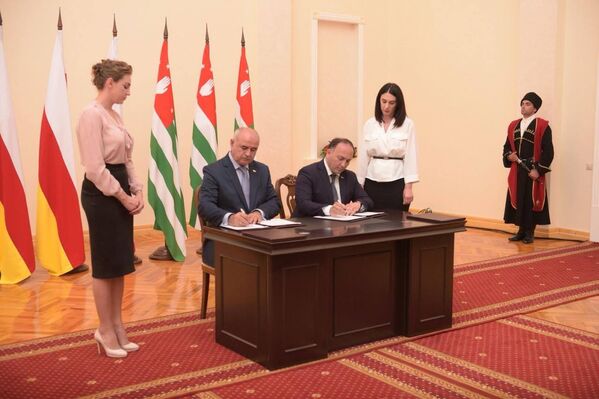 Абхазия и Южная Осетия подписали два двусторонних документа - Sputnik Абхазия