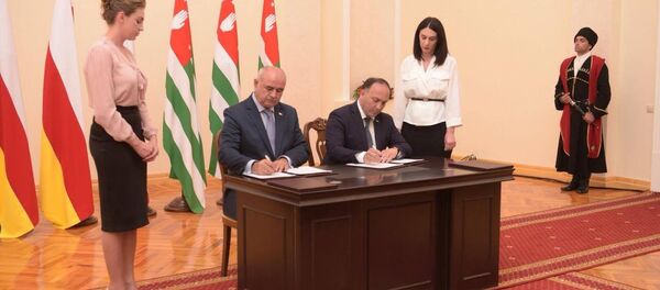 Абхазия и Южная Осетия подписали два двусторонних документа Абхазия и Южная Осетия подписали два двусторонних документа - Sputnik Абхазия