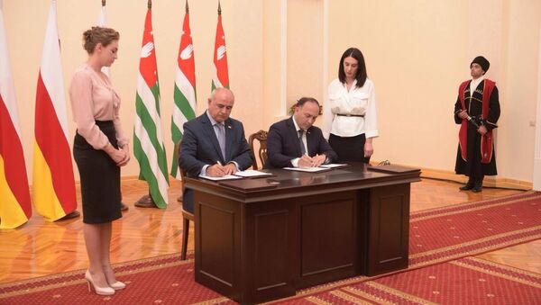 Абхазия и Южная Осетия подписали два двусторонних документа - Sputnik Абхазия