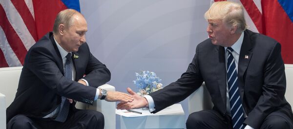 Президент РФ Владимир Путин и президент США Дональд Трамп (справа) во время беседы на полях саммита лидеров Группы двадцати G20 в Гамбурге. Президент РФ Владимир Путин и президент США Дональд Трамп (справа) во время беседы на полях саммита лидеров Группы двадцати G20 в Гамбурге. - Sputnik Аҧсны