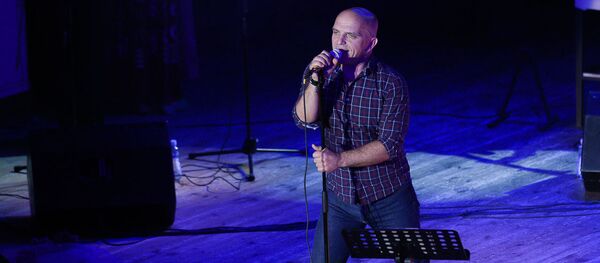 Музыкант Александр Шоуа во время концерта группы Непара в филармонии в Сухуме Музыкант Александр Шоуа во время концерта группы Непара в филармонии в Сухуме - Sputnik Абхазия
