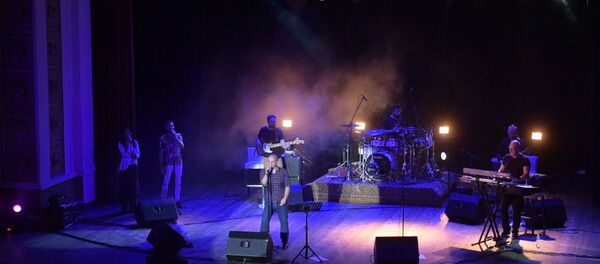 Очамчырцы поют на одной сцене: Шоуа из Непары и Лера Адлейба в Сухуме Очамчырцы поют на одной сцене: Шоуа из Непары и Лера Адлейба в Сухуме - Sputnik Абхазия