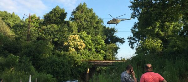 Военный вертолет летает над зоной поиска напавших на туристов из России Военный вертолет летает над зоной поиска напавших на туристов из России - Sputnik Абхазия