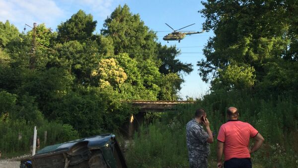 Военный вертолет летает над зоной поиска напавших на туристов из России - Sputnik Абхазия