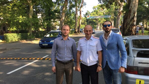 Послы доброй воли Абхазии установили лежачих полицейских в Гагре - Sputnik Абхазия
