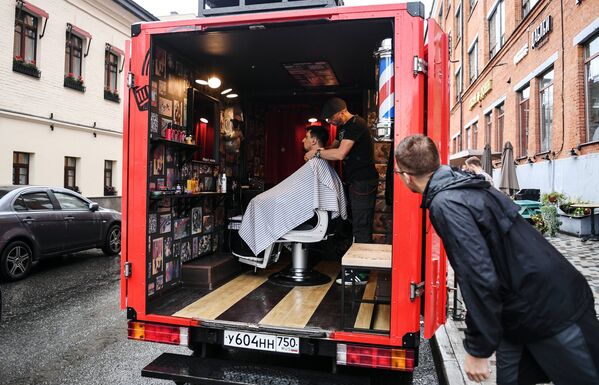 Мобильный барбершоп Boy Cut Barber Truck появился в Москве - Sputnik Абхазия