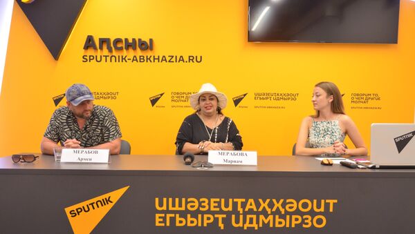 Мариам и Армен Мерабовы на пресс-конференции в Sputnik - Sputnik Абхазия