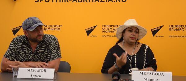 Музыкальное хулиганство: Мерабовы показали, как импровизируют джазмены Музыкальное хулиганство: Мерабовы показали, как импровизируют джазмены - Sputnik Абхазия