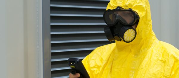 Мужчина в защитном костюме со счетчиком Гейгера Мужчина в защитном костюме со счетчиком Гейгера - Sputnik Абхазия