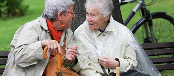 Пожилые женщины в парке - Sputnik Абхазия