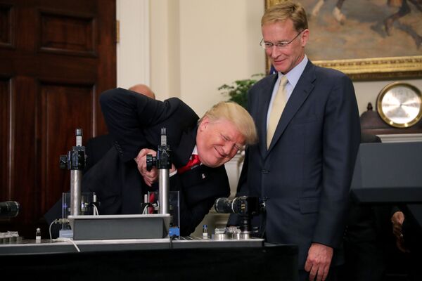 Президент США Дональд Трамп участвует в испытании на прочность флакона из фармацевтического стекла в зале Рузвельта Белого дома в Вашингтоне - Sputnik Абхазия