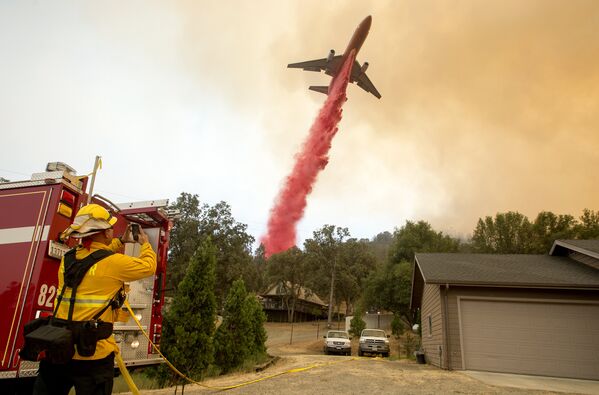 Пожарный самолет борется с огнем в Марипосе,  Америка, штат Калифорния - Sputnik Абхазия