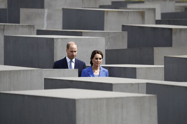 Британский принц Уильям, герцог Кембриджский и его жена Кейт, герцогиня Кембриджская, посетили Мемориал Холокоста в Берлине - Sputnik Абхазия