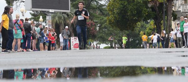 Непогода не помеха: акция Бежим со смыслом прошла в Сухуме - Sputnik Абхазия