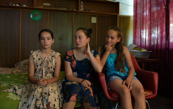 Многодетная семья Габлая из девяти человек ютится в помещении заброшенной кондитерской фабрики в Сухуме - Sputnik Абхазия