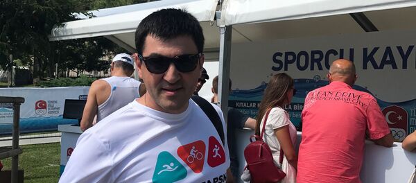 Борис Барциц перед регистрацией на участие в заплыве - Sputnik Абхазия