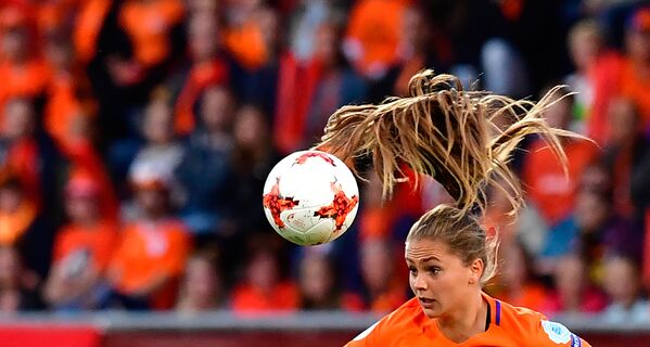 Нападающий сборной Нидерландов Lieke Martens во время футбольного матча между сборными Бельгии и Нидерландов в рамках ЕВРО-2017 на стадионе Koning Wilhelm II в Тилбурге 24 июля 2017 года - Sputnik Абхазия