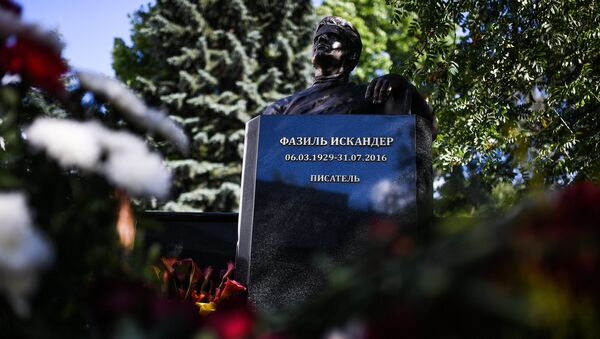 Церемония открытия памятника Фазилю Искандеру на Новодевичьем кладбище - Sputnik Абхазия