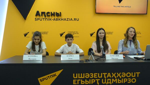 Танец радости:  участники Ты супер! Танцы станцевали на пресс-конференции в Sputnik - Sputnik Абхазия