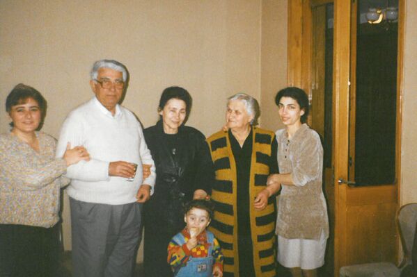 Народный писатель Абхазии Шалодиа Аджинджал в кругу семьи - Sputnik Абхазия