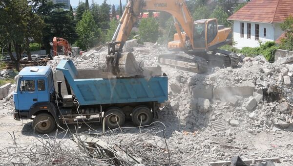 Экскаваторы и грузовики: техника на месте строительства школы в Гагре - Sputnik Абхазия