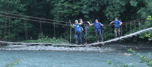 По горам и рекам: кадры поисков пропавшего туриста Андрея Лихачева По горам и рекам: кадры поисков пропавшего туриста Андрея Лихачева - Sputnik Абхазия