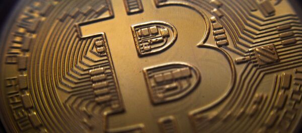 Сувенирная монета криптовалюты биткойн Сувенирная монета криптовалюты биткойн - Sputnik Абхазия