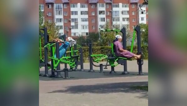 Две бабушки-апашки в Астане занимались на тренажерах в парке в Астане - Sputnik Абхазия
