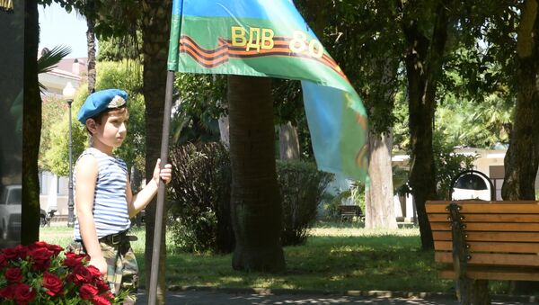 Голубые береты: десантники возложили цветы к могиле Хасана Харазия - Sputnik Абхазия