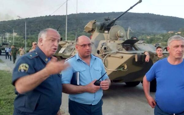 Министр по ЧС Лев Квициния в районе села Приморское, где прогремел взрыв 2 августа 2017 - Sputnik Абхазия