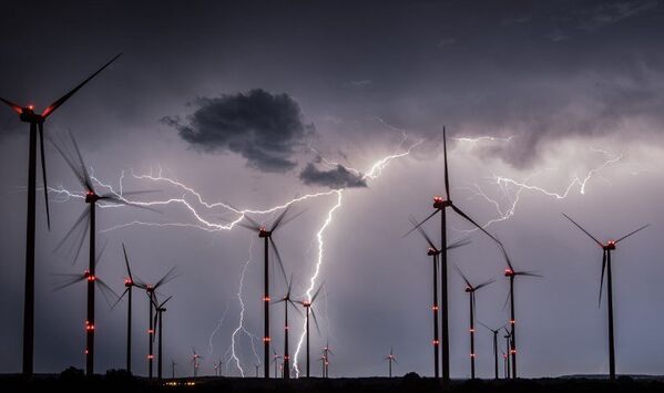 Вспышки молний над ветряными мельницами ветроэнергетического парка Odervorland близ Сиверсдорфа, восточная Германия. - Sputnik Абхазия