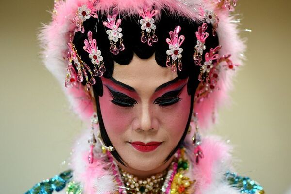 На этой фотографии этническая малазийско-китайская оперная актриса из группы Sound of Tai Hei стоит за кулисами перед оперным спектаклем в Куала-Лумпуре. - Sputnik Абхазия