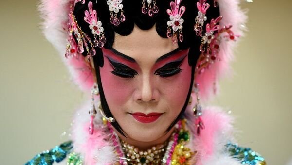 На этой фотографии этническая малазийско-китайская оперная актриса из группы Sound of Tai Hei стоит за кулисами перед оперным спектаклем в Куала-Лумпуре. - Sputnik Абхазия