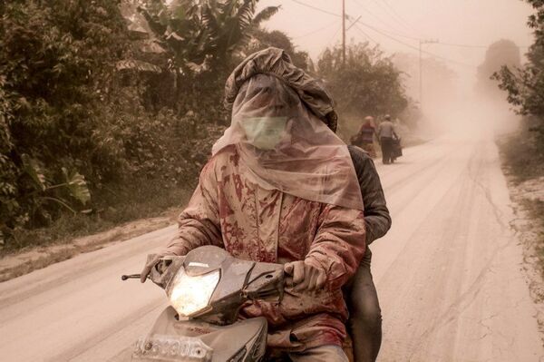 Автомобилисты закрывают свои лица накидками от спасающими их от пепла вулкана. Северная Суматра. - Sputnik Абхазия