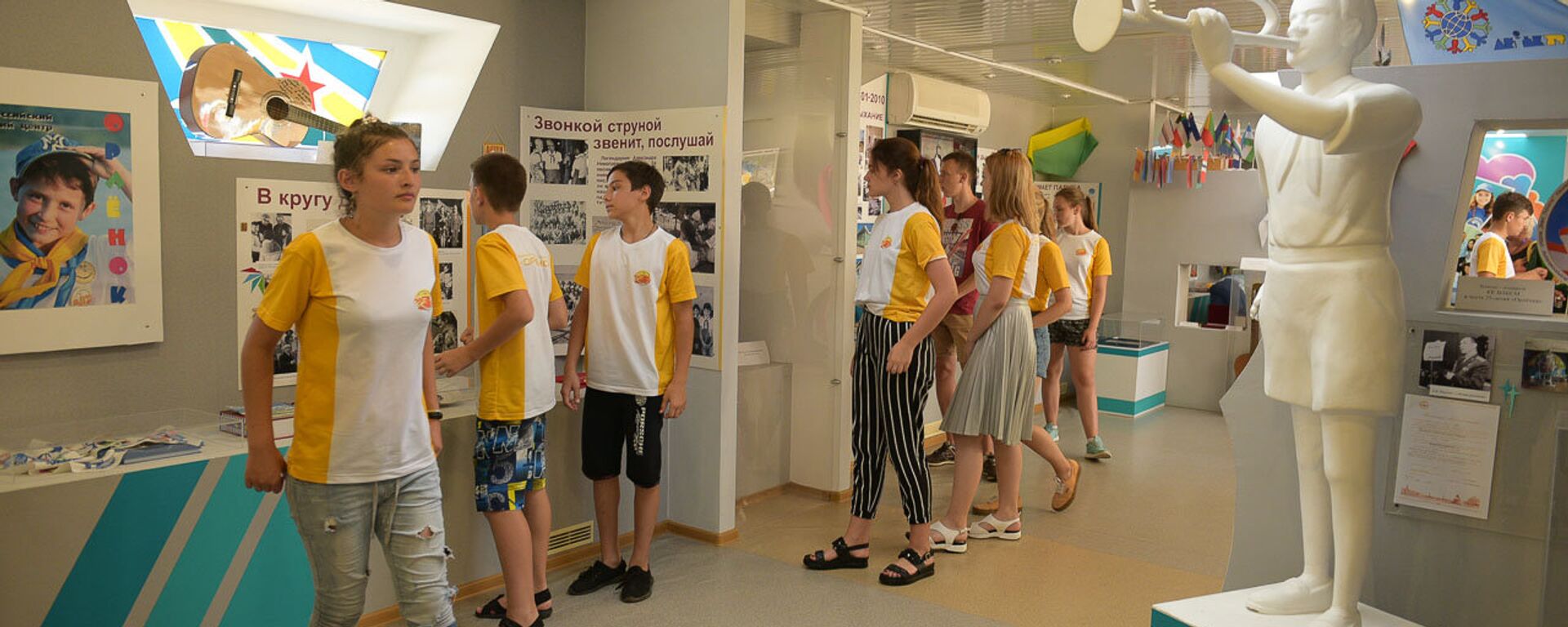 Программа лагерей Всероссийского детского центра «Орленок» насыщенная: для ребят организовывают встречи с героями России, экскурсии по памятным местам, музеям, мастер-классы, игры. Программа лагерей Всероссийского детского центра «Орленок» насыщенная: для ребят организовывают встречи с героями России, экскурсии по памятным местам, музеям, мастер-классы, игры. - Sputnik Абхазия, 1920, 24.10.2025