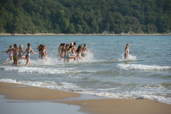 Если задания (даже самые интересные) летом выполнять ребятишкам сложно, купаться на море охотно ходят все, даже те, кто плавать не умеет. - Sputnik Абхазия